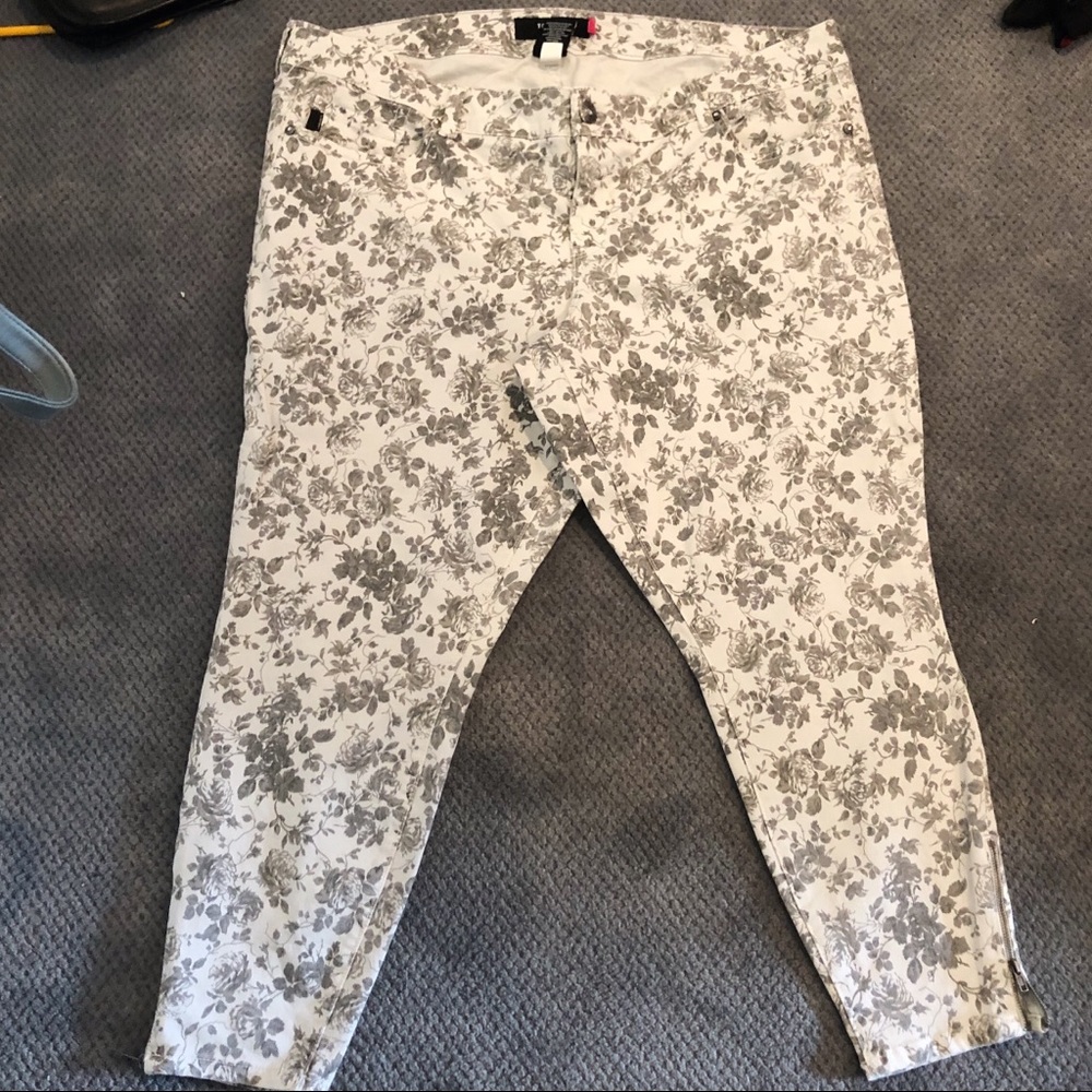 Torrid White Floral Cropped Skinny Jeans